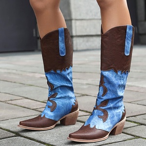 Giày bốt nữ cao đến đầu gối kiểu cao bồi, mũi nhọn, chất liệu denim phối da, đế vuông thấp, kiểu dáng western. - Product Image 3