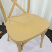 Offre spéciale chaise en métal à dossier croisé en résine d'aspect bois durable pour banquets, événements, mariage