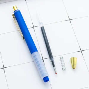 Stylos à bille multicolores Stylo à gel <span class=keywords><strong>noir</strong></span> à pointe moyenne 1mm avec poignée super douce pour hommes femmes Stylos rétractables - Product Image 3