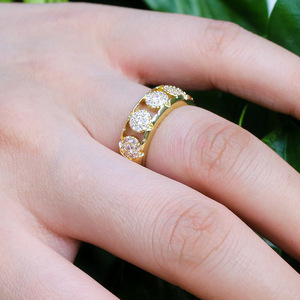 Anello da Donna Traforato con Pavé, Elegante Gioiello da Dito alla Moda - Product Image 2