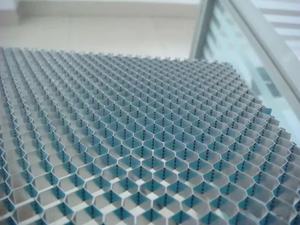 แกนรังผึ้งอลูมิเนียมแบบเจาะรูวัสดุหลักรังผึ้งอลูมิเนียมทนทานสำหรับประตู - Product Image 5