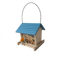 Mangeoire à oiseaux suspendue en bois de style pastoral avec toit rouge, design imperméable pour station d'alimentation des oiseaux sauvages en extérieur