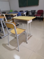 Ensemble de bureau et chaise d'école contemporain, durable et écologique, avec plateau en bois et structure en métal pour usage scolaire