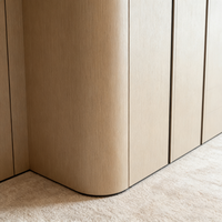 Armoire penderie moderne personnalisée en MDF sans poignées, avec plusieurs zones de suspension et design autoportant