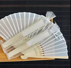 Fournisseurs de premier rang Vente en gros de handfan pliable en bambou avec logo imprimé personnalisé Côtes de mariage Éventails en papier blanc à main en bois de mariage