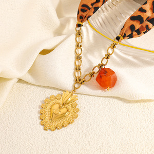 Collar de Pañuelo de Seda con Estampado de Leopardo, Colgante de Corazón de Acero Inoxidable, Bola de Resina Bañada en Oro de 18K, Elegante Accesorio de Moda - Product Image 3