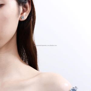 Boucles d'oreilles élégantes et simples en argent tibétain couleur D, serties de moissanite taille brillant de haute qualité, style minimaliste et tendance - Product Image 4