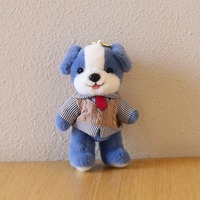Porte-clés en peluche 3D personnalisé, dessin animé, pour clés de voiture, sacs d'école, cadeaux, mignon, drôle, chien en peluche avec vêtements