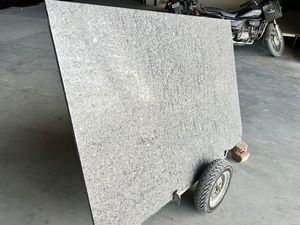 Bloque de granito negro flameado R, suministro de fábrica al por mayor, superficie de azulejo pulido para decoraciones de encimeras de pisos modernos - Product Image 2