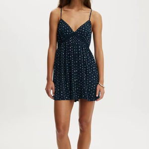 Vestido de mujer de longitud mini, formal, vintage, con encaje bordado y lunares, con escote de tirantes y hombros descubiertos. - Product Image 3