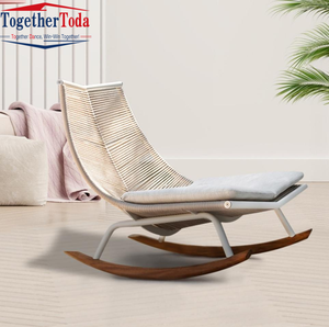 Fauteuil à bascule élégant en rotin pour l'extérieur avec base en bois pour la détente dans le jardin ou sur la terrasse - Product Image 2