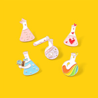 Vente en gros d'arc-en-ciel pour amour flacon bécher broche en métal broche créative Bronze pour épinglette pour vêtements accessoires pour anniversaire