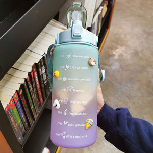 ขวดน้ำพลาสติกน่ารัก 1000 มล. ใช้ซ้ำได้ พร้อมขีดบอกเวลา สำหรับกีฬากลางแจ้งและใช้ในชีวิตประจำวัน - Product Image 3