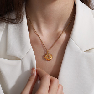 Collier pendentif rond gravé de fleurs, style luxe léger européen et américain, plaqué or 18 carats, en alliage de zinc, bijou cadeau pour femme - Product Image 4