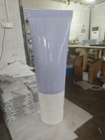 Mannequin de présentation de tubes cosmétiques grandeur nature en fibre de verre renforcée personnalisée, 1,335 mètre (4 1/4 pieds) de haut, couleurs variées pour exposition
