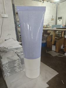 Mannequin grandeur nature en fibre de verre renforcée sur mesure, 1,335 mètre (4 1/4 pieds) de haut, pour l'affichage et l'exposition de tubes de produits cosmétiques - Product Image 5