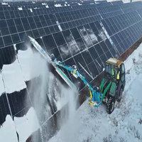 Brosse de nettoyage de panneaux photovoltaïques montée sur chargeur avec système de pulvérisation pour le nettoyage des poussières et l'élimination de la neige dans les fermes solaires