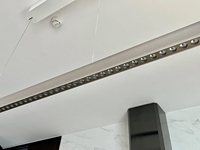 Suspension LED linéaire intelligente au design élégant qui rehausse la décoration moderne. Télécommande pour ajuster sans fil l'éclairage. Éclairage automobile
