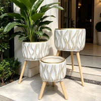 Ensemble de pots à plantes en fibre d'argile de 3 tailles, motif ondulé doré de luxe, jardinière avec pieds en bois pour le salon, le jardinage et les plantes d'intérieur
