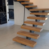 Escalier flottant préfabriqué sur mesure à poutre simple en acier thermolaqué avec marches en bois massif