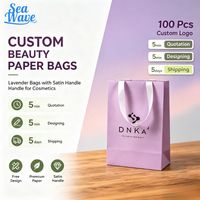 Sac fourre-tout en papier lilas imprimé avec logo personnalisé et poignées en tissu pour l'emballage de marchandises de boutique de vêtements
