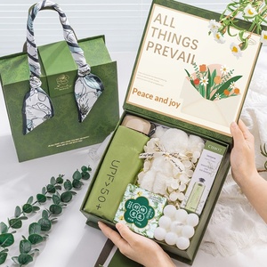 Ensemble cadeau de luxe personnalisé avec logo : serviette, tasse, éventail, parapluie – Cadeaux pour anniversaire, Saint-Valentin, Fête des Mères, mariage, pour invités - Product Image 1