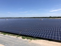 Système de montage au sol solaire en aluminium SOEASY pour panneaux photovoltaïques à inclinaison fixe, idéal pour les installations solaires résidentielles et agricoles en pleine campagne (OEM)