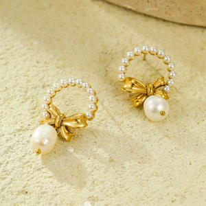 Boucles d'oreilles créoles en perles de style vintage avec nœud en or Boucles d'oreilles en perles baroques Bijoux rétro élégants pour femmes - Product Image 3