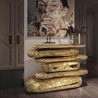 Mesa Consola Asimétrica con Elementos de Latón y Mármol Estilo Stonehenge para Decoración del Hogar, Hotel, Residencia, Salón o Villa
