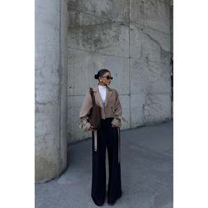 Chaqueta Acolchada de Satén para Mujer, Estilo Letterman, Color Beige, con Botones al Frente, Logotipo Personalizado Bordado, Técnicas de Poliéster, para Otoño y Primavera - Product Image 2