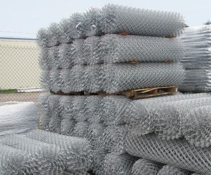 Rollo de Malla de Alambre de Ciclón Negro de 6 Pies, Tejido Plano, Forma de Diamante, Técnica de Tejido, Corte, Doblado, Soldadura - Product Image 3