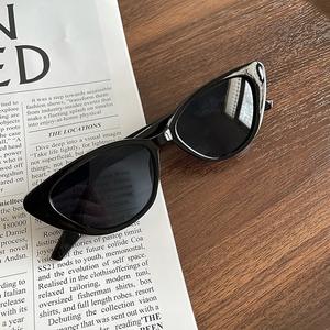 Lunettes de soleil rétro triangulaires pour femmes, style haut de gamme, monture noire, protection solaire, lunettes de soleil pour la photographie. - Product Image 2