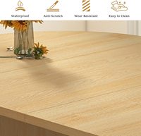 Grande table à manger en bois avec des coins arrondis et un plateau extensible