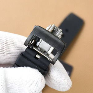 Montre de sport pour homme luxueuse et élégante avec un cadran squeletté rouge et des aiguilles lumineuses - Product Image 5