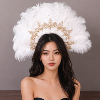Coiffe en plumes d'autruche tendance avec franges en strass, idéale pour les spectacles de carnaval et les soirées masquées