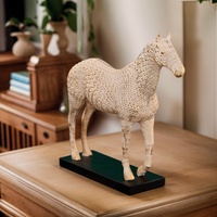 Ornement de cheval en résine à motif géométrique peint à la main, style minimaliste nordique, thème animal, décoration moderne pour la maison, cadeau de pendaison de crémaillère