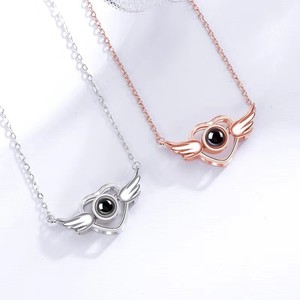 Elegante Collana con Ciondolo Proiezione '<span class=keywords><strong>Ti</strong></span> <span class=keywords><strong>Amo</strong></span>' in 100 Lingue, Collana con Ali d'<span class=keywords><strong>Angelo</strong></span> e Proiezione di Memoria d'Amore - Product Image 3