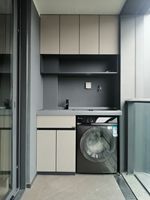 Meuble de buanderie extérieur sur mesure pour balcon, optimisant l'espace, avec évier utilitaire en acier inoxydable étanche et poste de travail pour appartement
