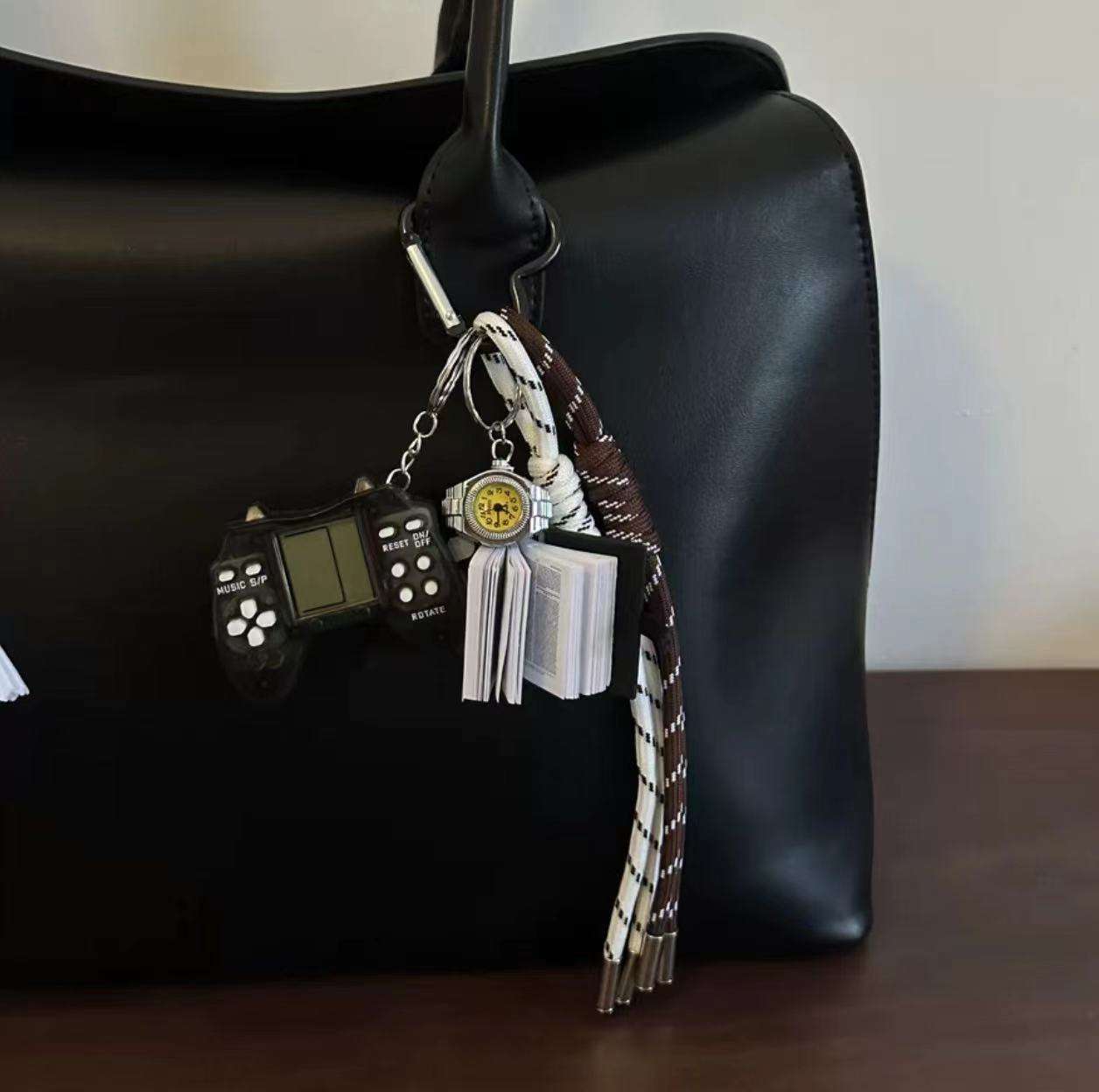 Jeu machine montre livre brun blanc corde m vent pendentif