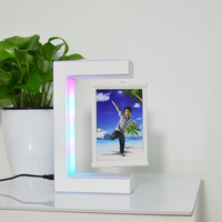 2025 Venta caliente diseño E forma marco de fotos flotante magnético marco de fotos de levitación con luz Led 3 imágenes