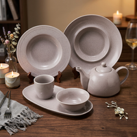 Service de table élégant en céramique et porcelaine rose blush, avec glaçure changeante de couleur, comprenant des assiettes rondes et des bols, idéal pour restaurants, hôtels et mariages, compatible four.