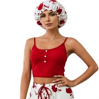 Ensemble pyjama P682 avec caraco côtelé rouge et short à imprimé floral blanc, avec bonnet de douche, vêtements de nuit et de détente