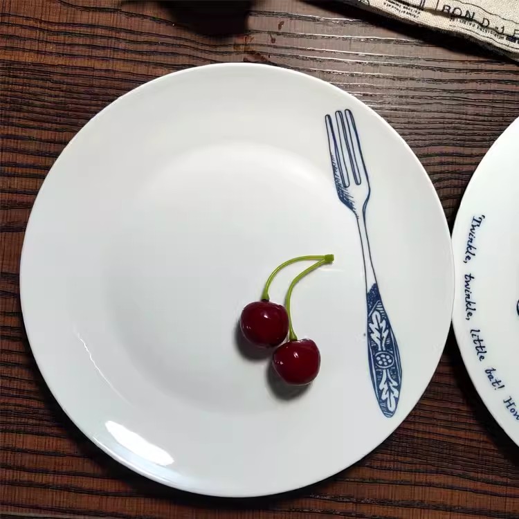 assiette blanche de 8 pouces