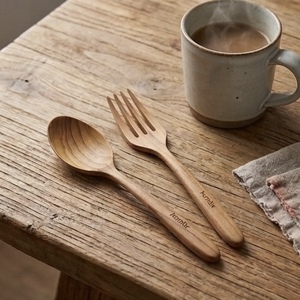 Ensemble de couverts en teck massif 100% de Carola, alliant la beauté du bois naturel et l'artisanat oriental pour un design intemporel et écologique - Product Image 4