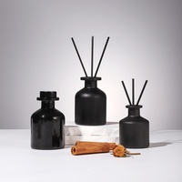 Bouteilles diffuseurs de parfum classiques en verre marron mat transparent 50ml 100ml 150ml 200ml avec bouchons en liège et écran à bâtonnets en rotin