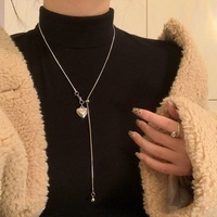 Chaîne de collier élégante et minimaliste avec pendentif cœur argenté à pompon, design unique et breloque délicate