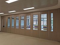 Système de cloison coulissante suspendue pliable à support supérieur avec rail au sol, flexible pour bureaux, écoles, restaurants, ignifuge