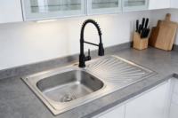 Évier de cuisine moderne en acier inoxydable EVIS SS201 à cuve unique 90x50 avec égouttoir, installation encastrée ou surélevée