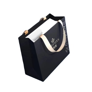 Vêtements, chaussures, artisanat, rubans, accessoires, sacs à main, sacs en papier pour les achats, sacs cadeaux en carton pour les promotions - Product Image 1
