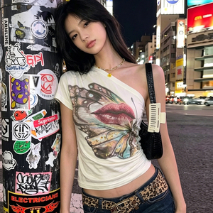 เสื้อยืดพิมพ์ลายผีเสื้อสุดเท่ห์ ลายดอกไม้ ฤดูร้อน สวมใส่สบาย ระบายอากาศได้ดี ผ้าถัก ทรงเปิดไหล่ สตรีทแวร์ แบบไหล่เดียว ทรงไม่สมมาตร - Product Image 4